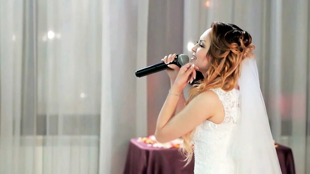 Невеста поет. Свадьба пела. Невеста поет жениху. Невеста с микрофоном.