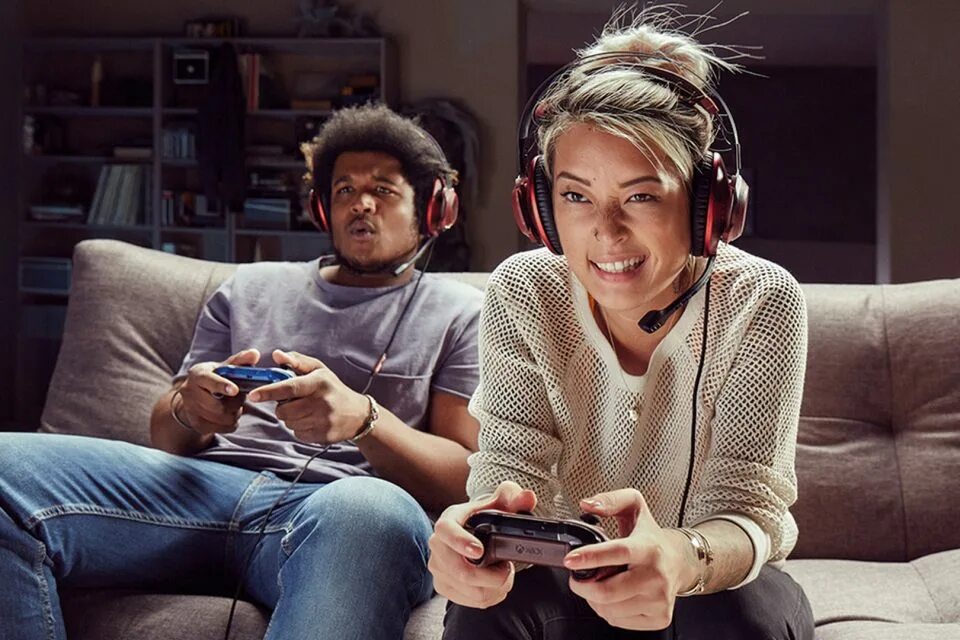 Play with me this game. Человек играющий в приставку. Люди играющие в Видеоигры. Игрок в компьютерные игры. Мальчик геймер.