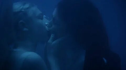 Jules & Rue share a kiss under water in episode 6 of Euphoria. 