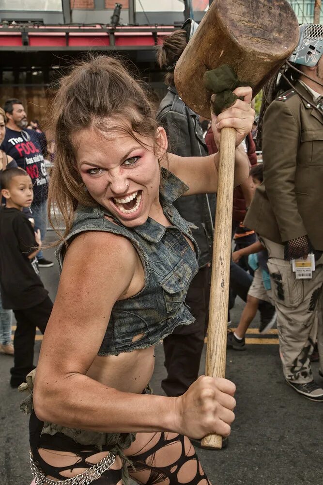 Парень и девушка дурачатся. Веселая парочка. Дурацкие поступки людей. Прикольные девки. Приколы про девочек.