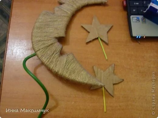 месяц нитками. звезда из картона и бечевки. новогодний месяц из джута. поделка месяц новогодний. новогодние поделки.
