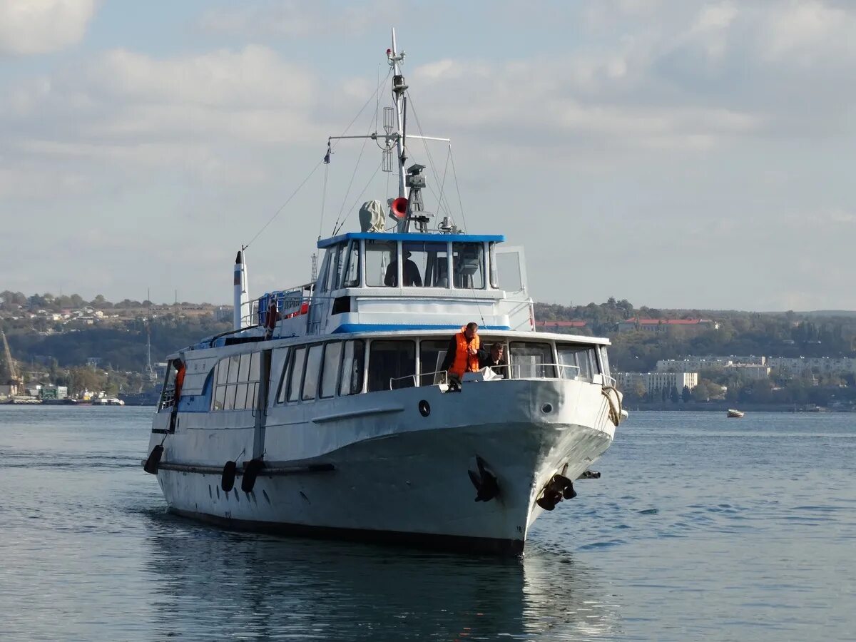 Прогулочный катер р5155тф. Пассажирский катер кс 162. Пассажир катера. Небольшой катер. Морской пассажирский катер.