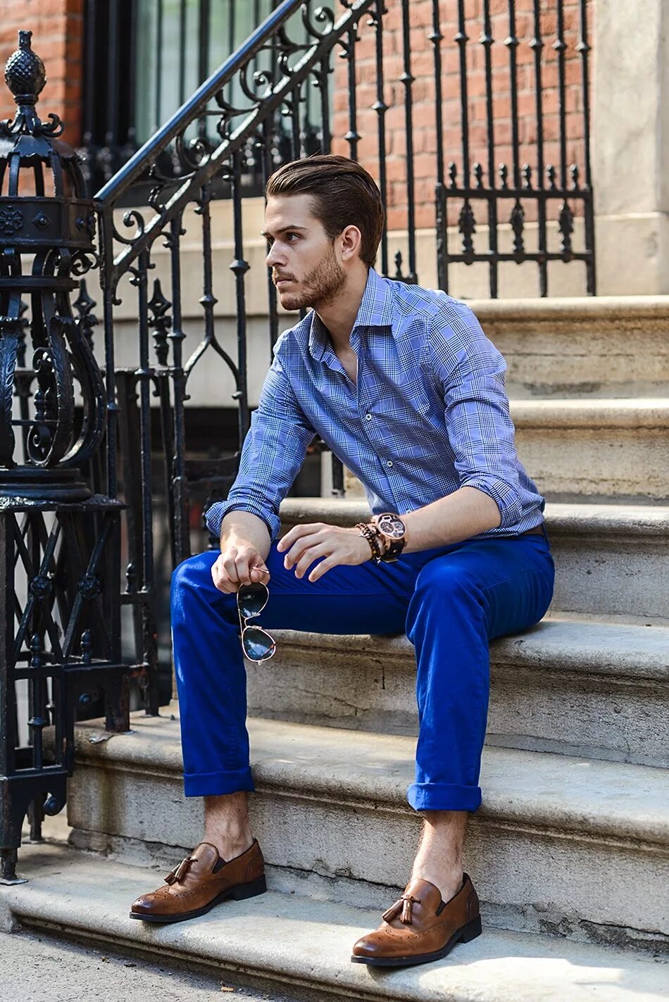 5 августа мужчина. Мужской образ с мокасинами. Синие брюки и коричневые ботинки. Лоферы мужские стиль. Модные мужские лоферы.