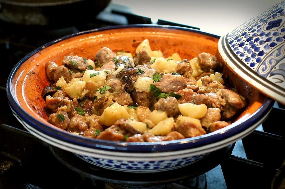 Картофель тушеный с мясом рецепт свининой. Блюда в афганском казане. жаркое из свинины с грибами. жаркое из свинины с картошкой и грибами. картошка с мясом и грибами в мультиварке.