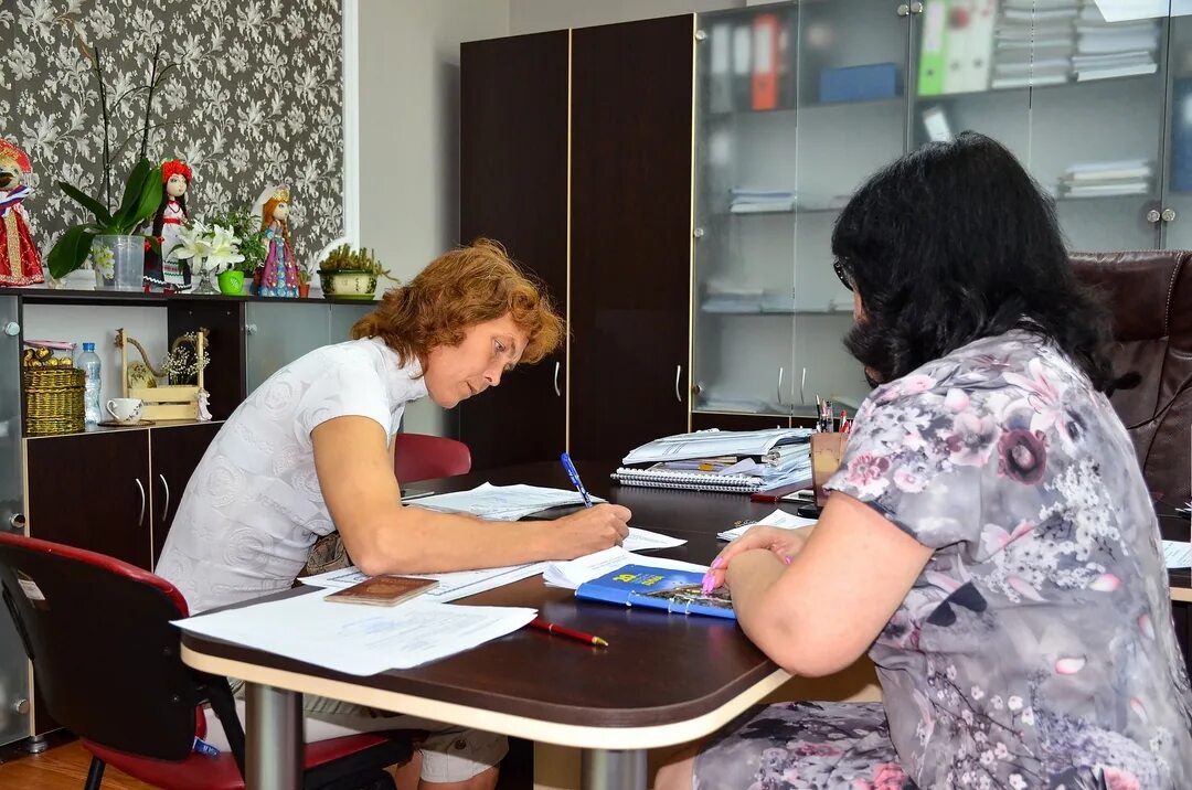 Телефон соцзащиты новороссийск. Прием граждан в социальной защите населения. Начальник социальной защиты населения Черноморское. Соцзащита Черноморское Крым.