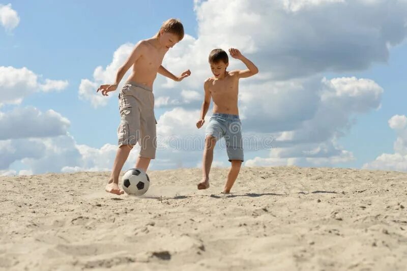 My brother plays football. Дети играют в футбол на пляже. Картинки ребят играющих на пляже. Братья играют на пляже. Brother Play Football.