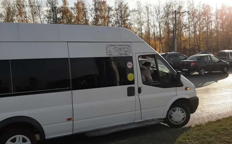 Автобус. Развозка сотрудников. Минивэн с человеком. Современные автобусы. Пассажирские автобусные перевозки.