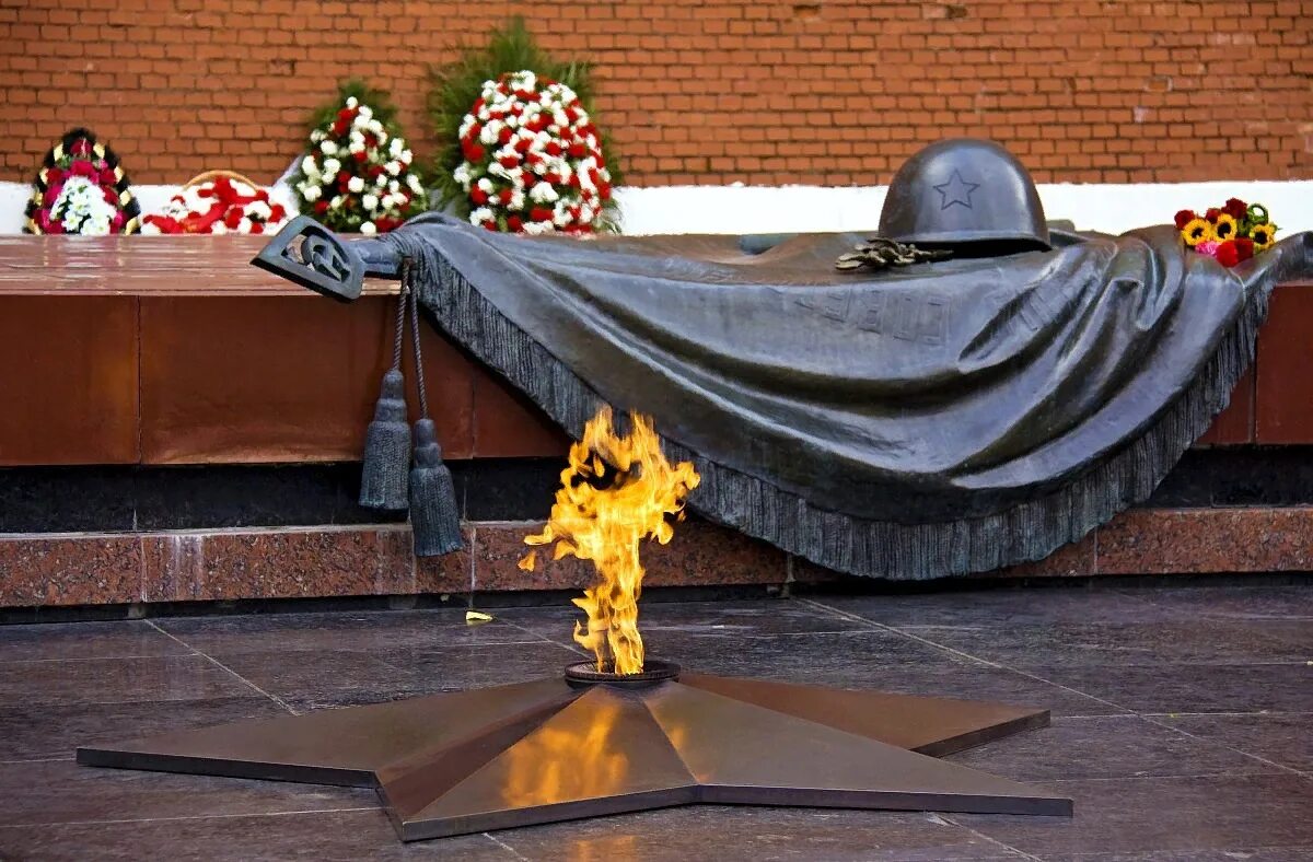 Вечном картинки. Мемориал могила неизвестного солдата. Могила неизвестного солдата Москва. Мемориал вечный огонь в Москве. Могила неизвестного солдата у кремлевской стены в Москве.