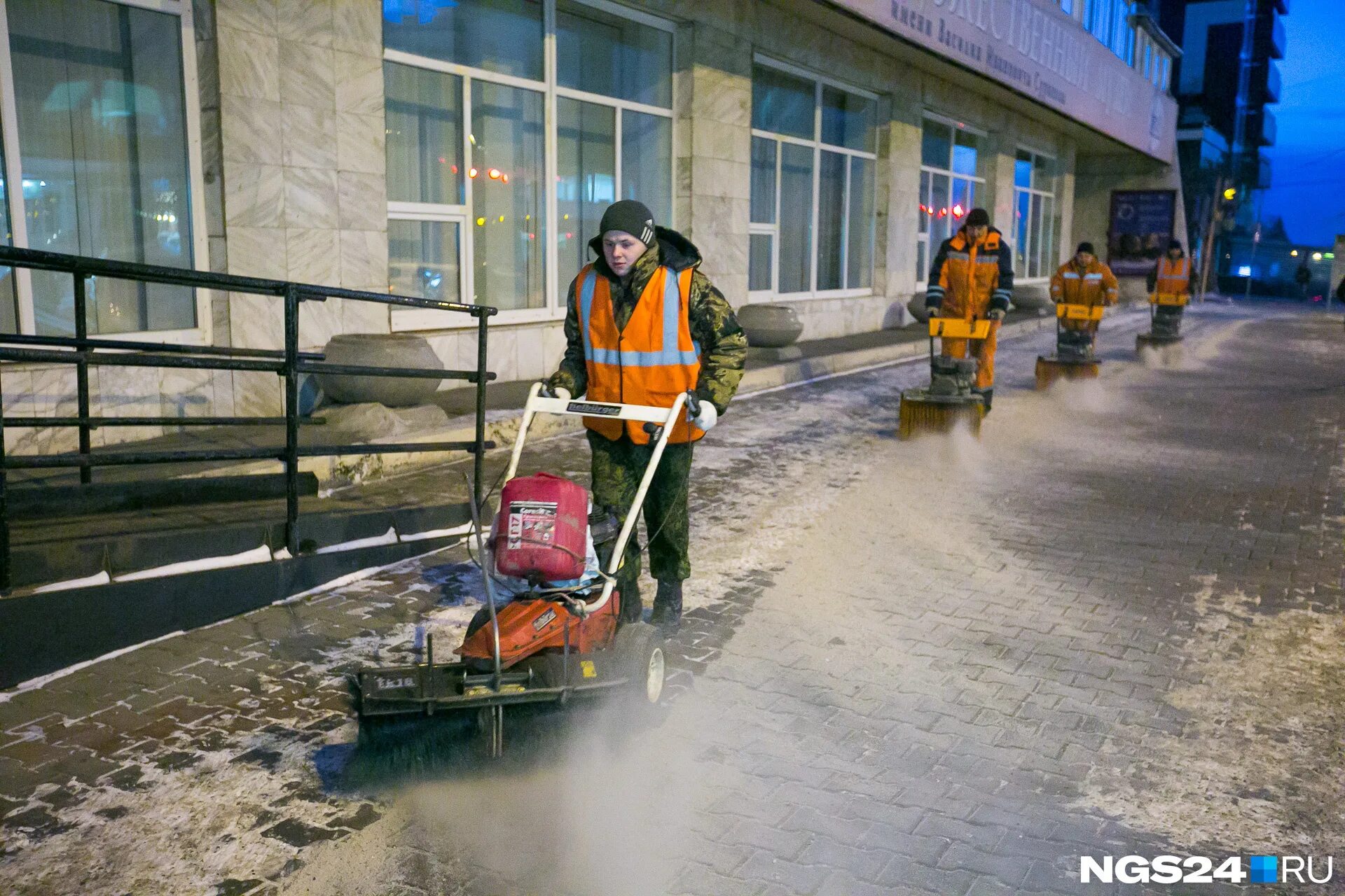 посыпка от гололеда. посыпать реагенты. посыпка дорог реагентами. соль для посыпки дорог. противо галоледные реагенты.