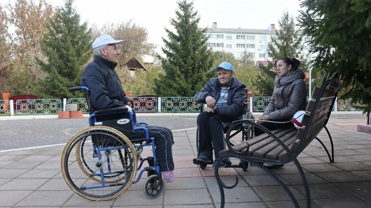 Пожилые люди заболели. Инвалид. Дом интернат. Трудотерапия. Пансионат для пожилых владивосток синяя птица.