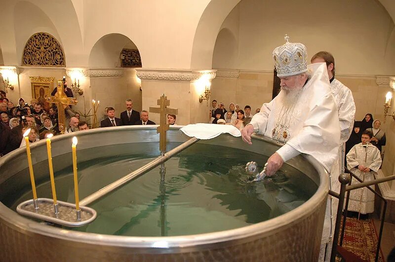 Воду освещают зеленым. Храм Христа Спасителя Святая вода. Чинопоследование Великого освящения воды. Купель на крещение. Купель в храме.