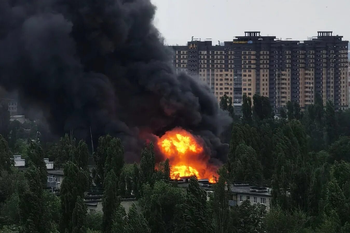 Сгоревшее заброшенное здание. Пожар на Юго западе Воронеж. Заброшенный Воронеж. Заброшка горит.