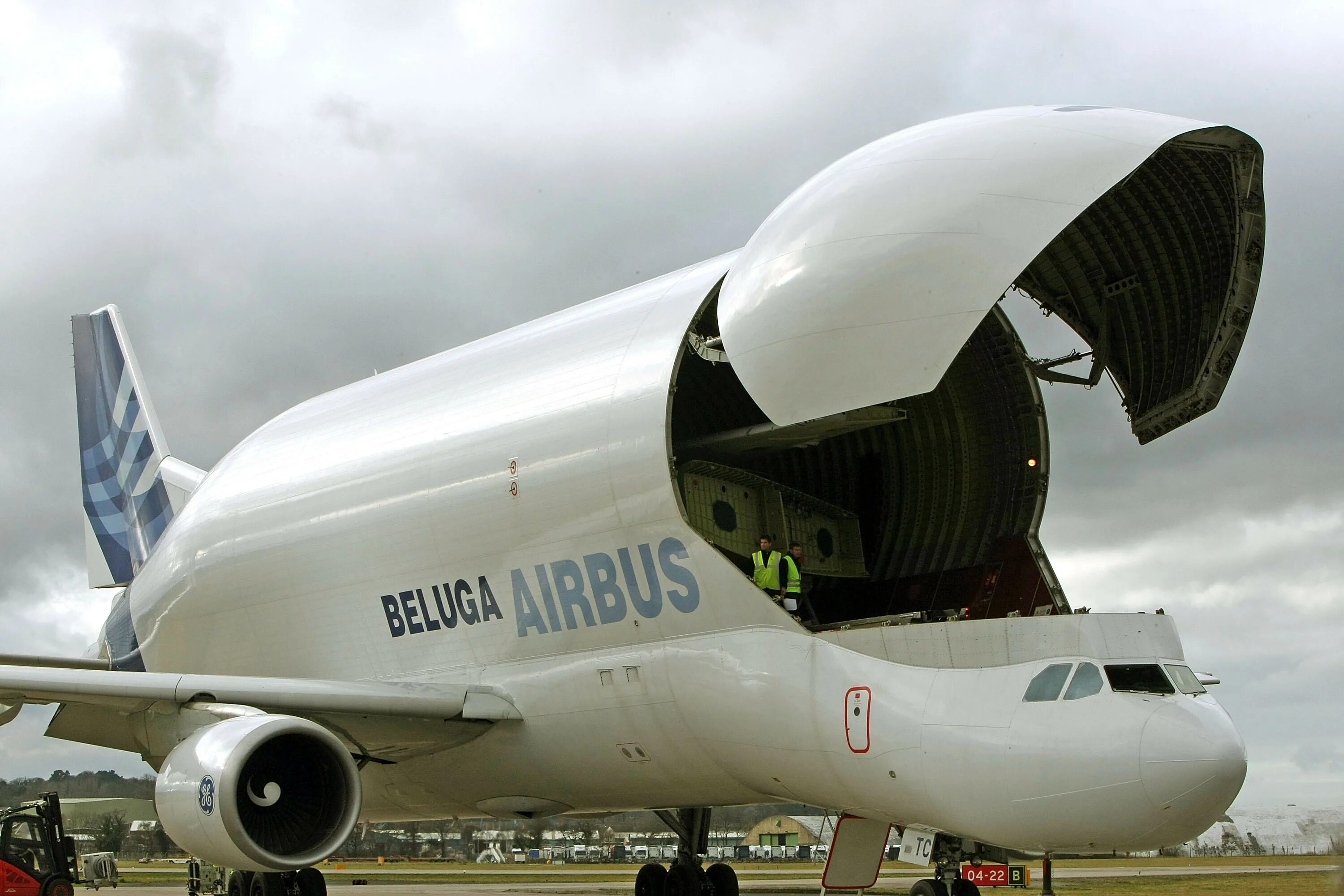 Airbus a300-600st super Transporter. Самолеты можно открыть