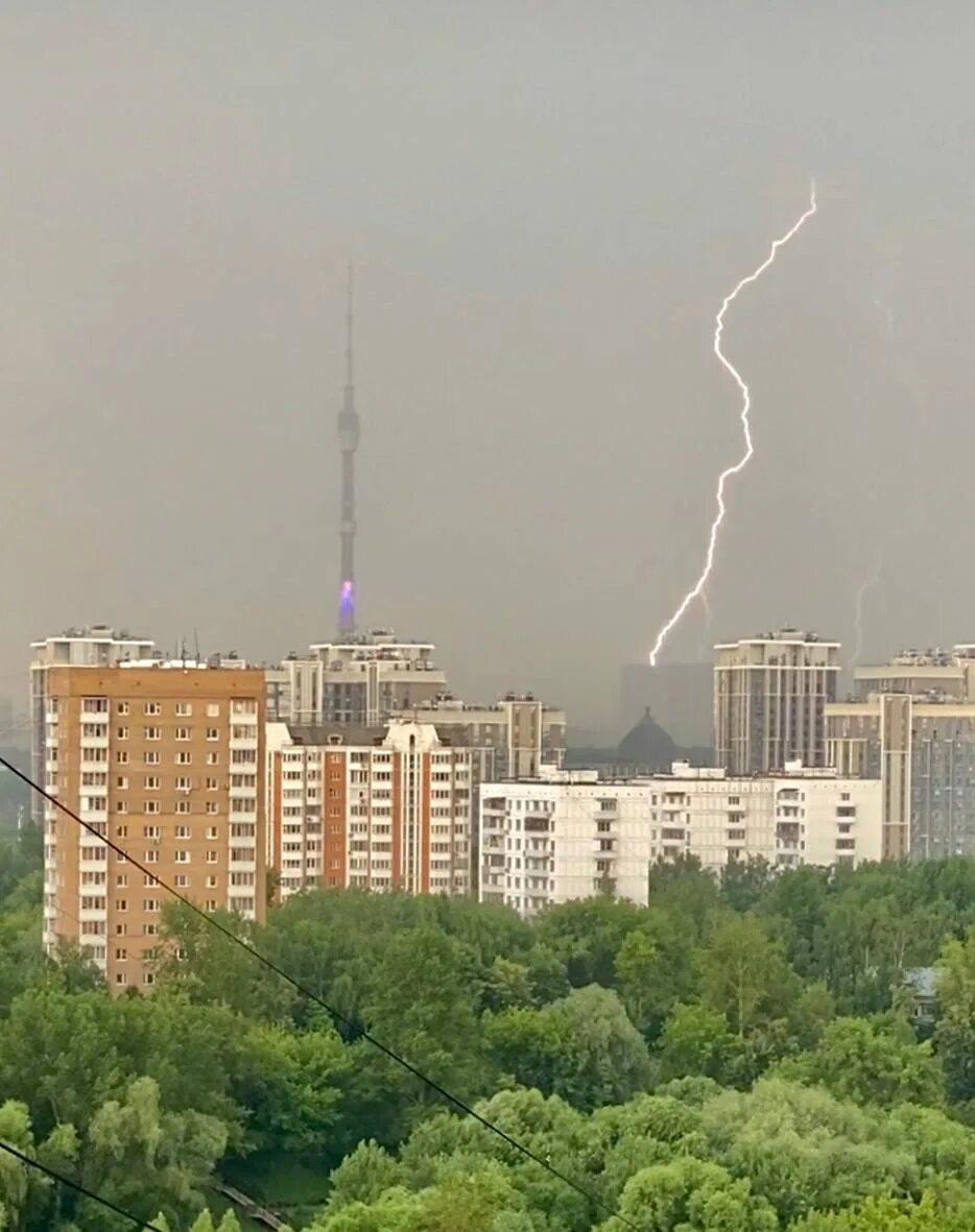 В москве ожидается ураган. Гроза и град в Москве. Гроза в Москве 15 июня 2021. Дождь с грозой в Москве. Гроза в Москве 2021.