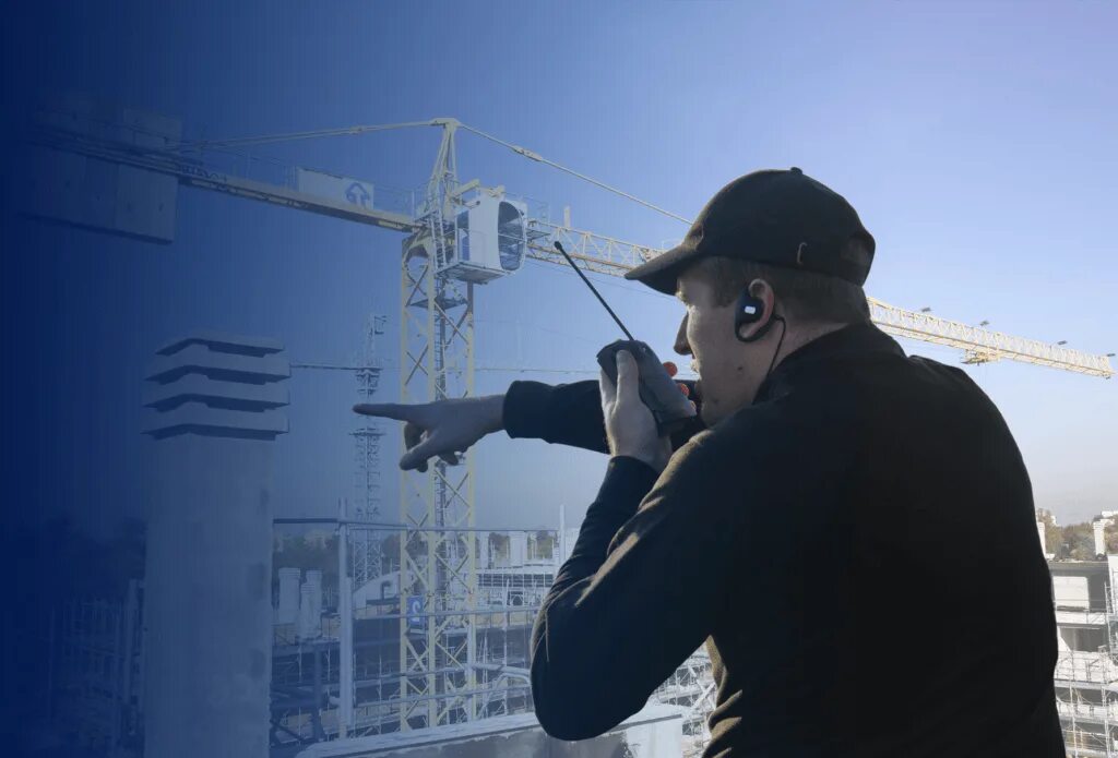 Охранник на стройке. Охрана объектов. Охрана строительной площадки. Охрана жилого комплекса. Физическая охрана объектов.