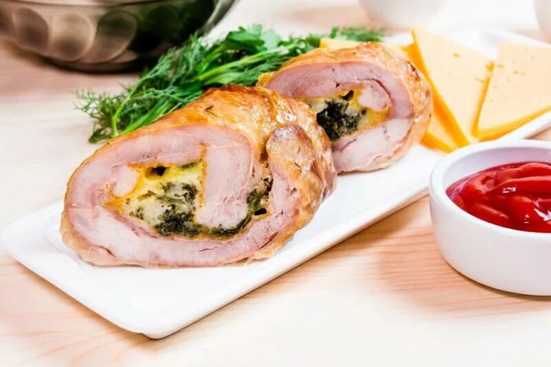 Как запечь куриный рулет в духовке. Рулет куриный галантин. филе индейки рулет. грудка индейки рулет. рулет из филе индейки.