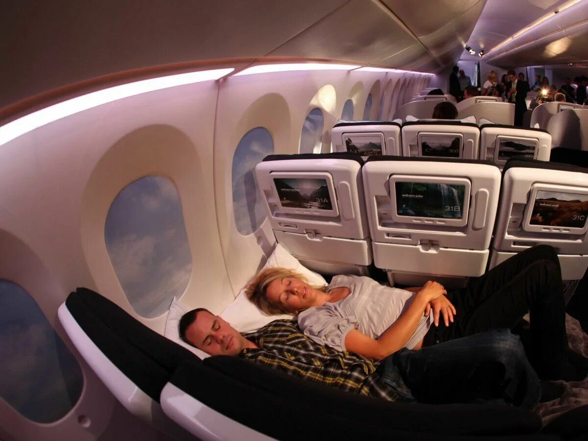 В самолет можно кот. Air New Zealand эконом класс. Самолет с лежачими местами. Спальные места в самолете. Лежачие места в самолете.