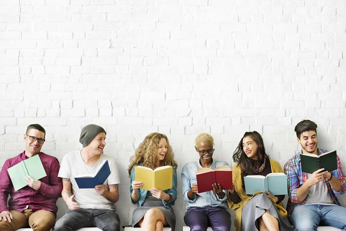 Students many books. Книга человек. Молодежь и книга. Чтение книг. Молодежь читает книги.