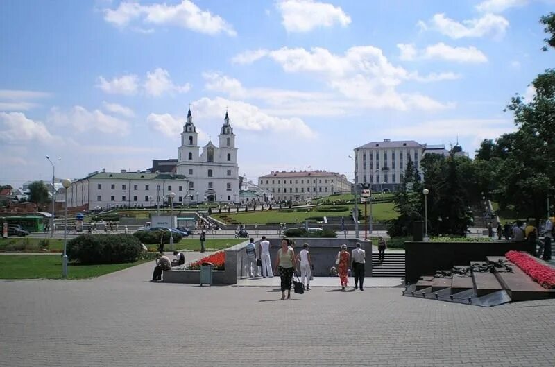 Площадь свободы минск. Столица белоруссии минск фото. Беларусь минск. Троицкое предместье в минске. Минск город белых мужчин.