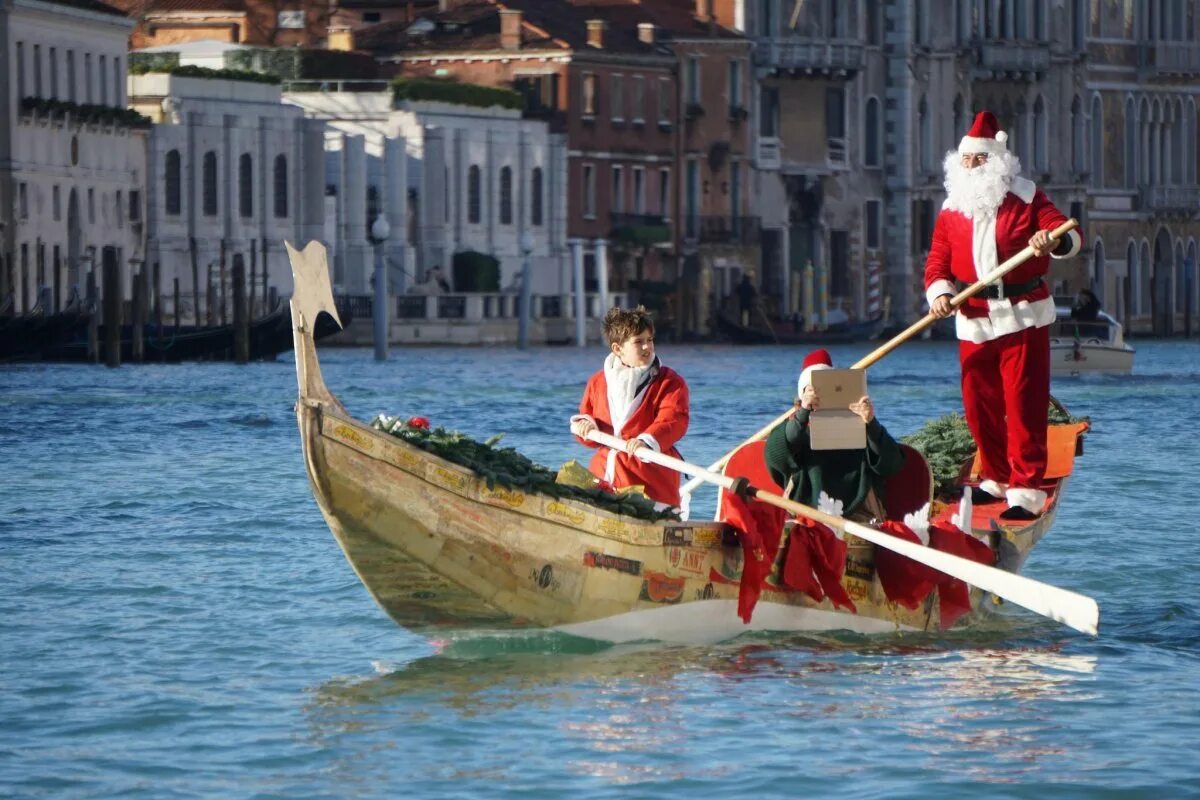 Как празднуют новый год в италии. Санта Клаус Венеция. Новогодние традиции в Италии. Новогодние традиции в Венеции. Венеция. Культура и традиции.