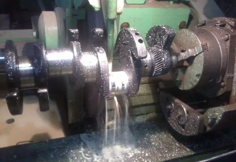 Фрезеровать шпоночный паз на валу. Вал токарного станка. Наплавка коленчатого вала камаз. Проточить коленвал на токарном станке. Точат валы.
