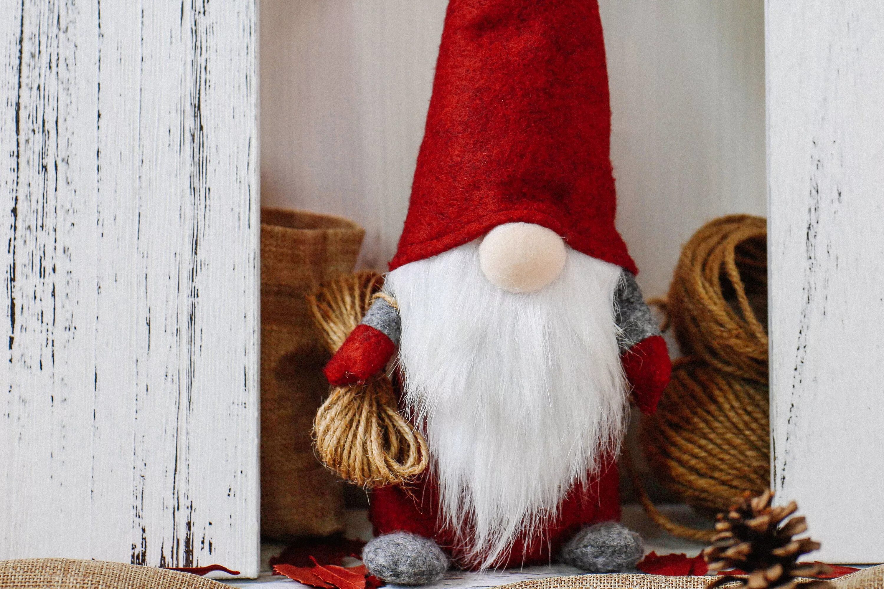 Новогодний гном на елку. Игрушка под елку гном. Новогодние гномы. Новогодний гном под елку. Гном под елочкой.