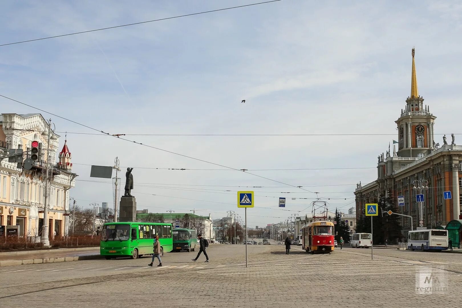 Пл екатеринбург. Площадь 1905 года Екатеринбург. Центр города Екатеринбурга площадь 1905 года. Свердловск площадь 1905 года. Екатеринбург площадь революции 1905 года.