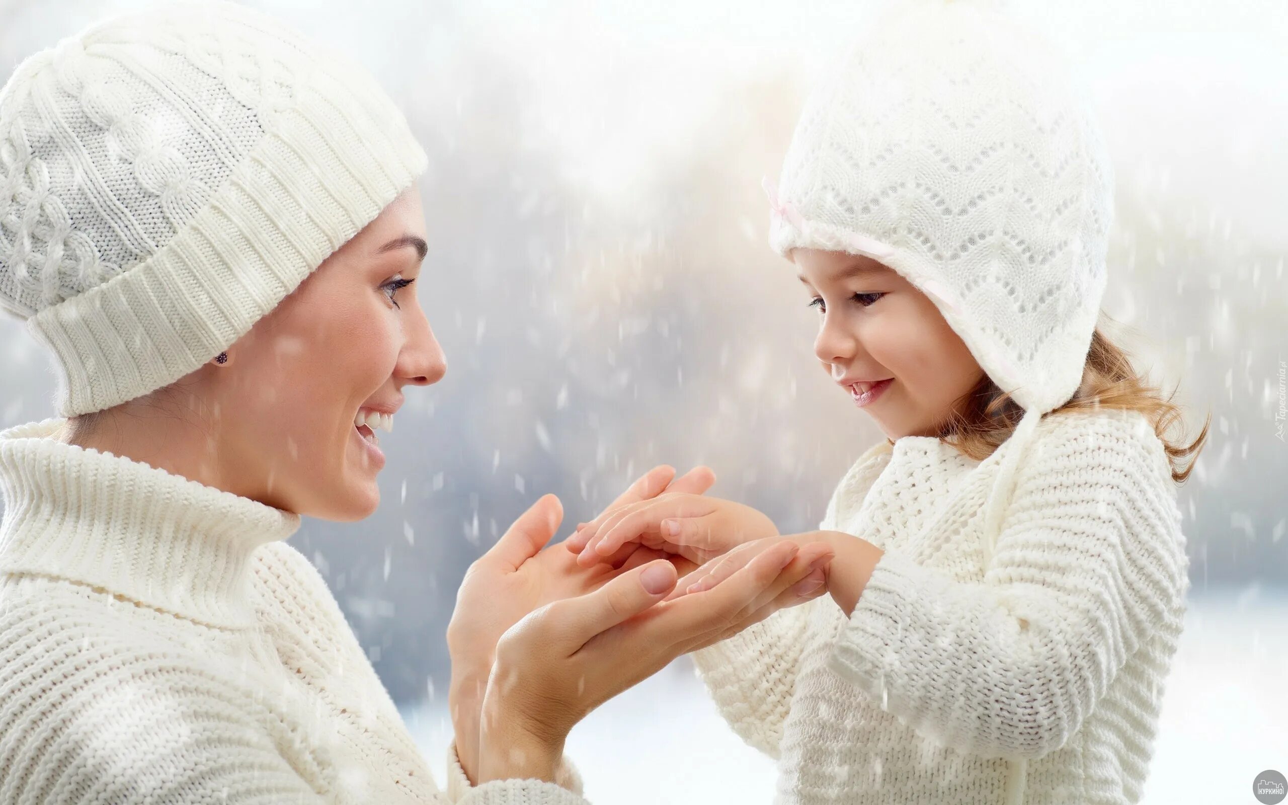 окружали теплом и заботой. черное белое фото дети в санях. доброта и нежность. лавстори в свитерах. доброта к людям.