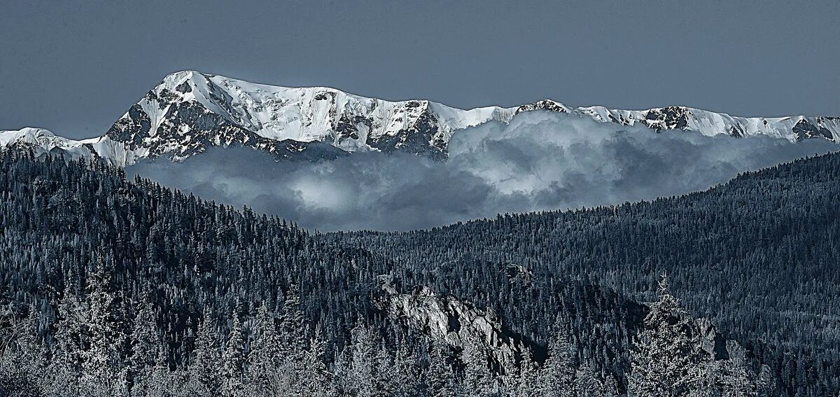 Горы далёкие горы туманные горы слушать. Горы вдали. Горы далекие горы туманные горы. Горы вдалеке. Вершина горы в тумане.