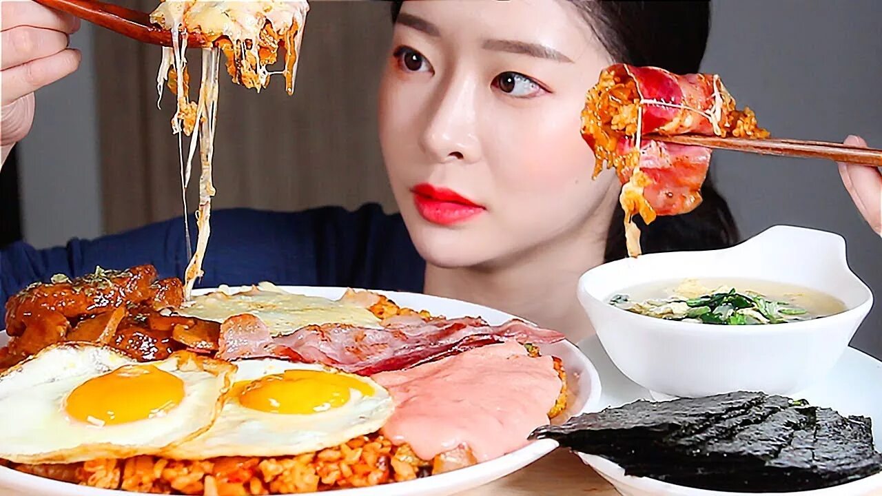 Korean eating. Любовь Ким кимчи. Любовь Ким кулинария ютуб. Любовь Ким кулинария фото. Кимчи с беконом и жареным яйцом.