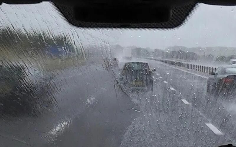 Движение по мокрой дороге. Трасса в дождь. сильный дождь на дороге. сильный дождь машины. дождь на трассе.