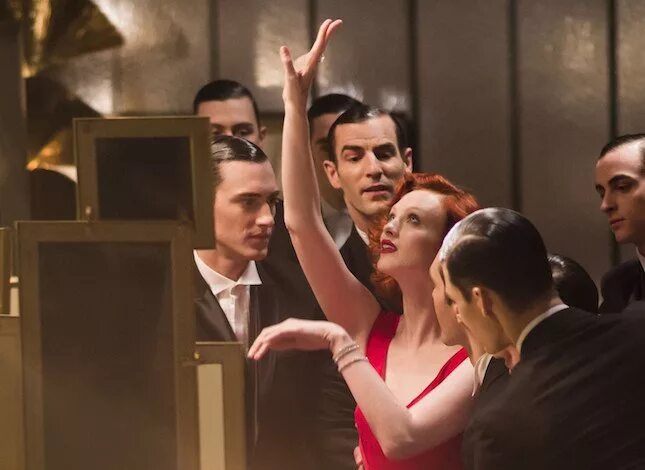 Человек хотящий быть в центре внимания. Человек в центре внимания. Женщина в окружении мужчин. Демонстративная акцентуация. Человек не в центре внимания.