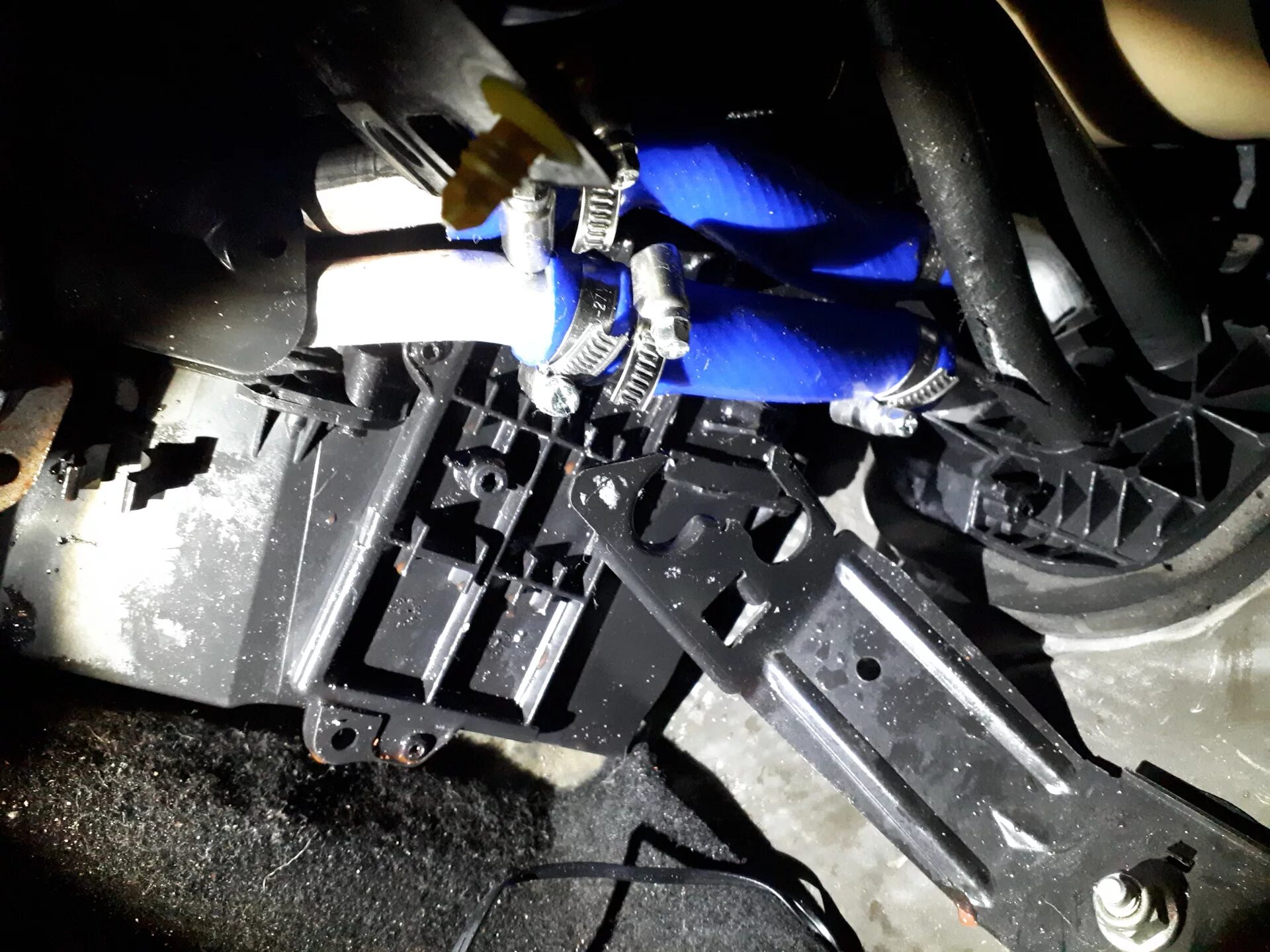 засор дренажной трубки кондиционера. течет дренаж. течет дренаж. дренаж люка сузуки гранд витара 2010. течет дренаж.