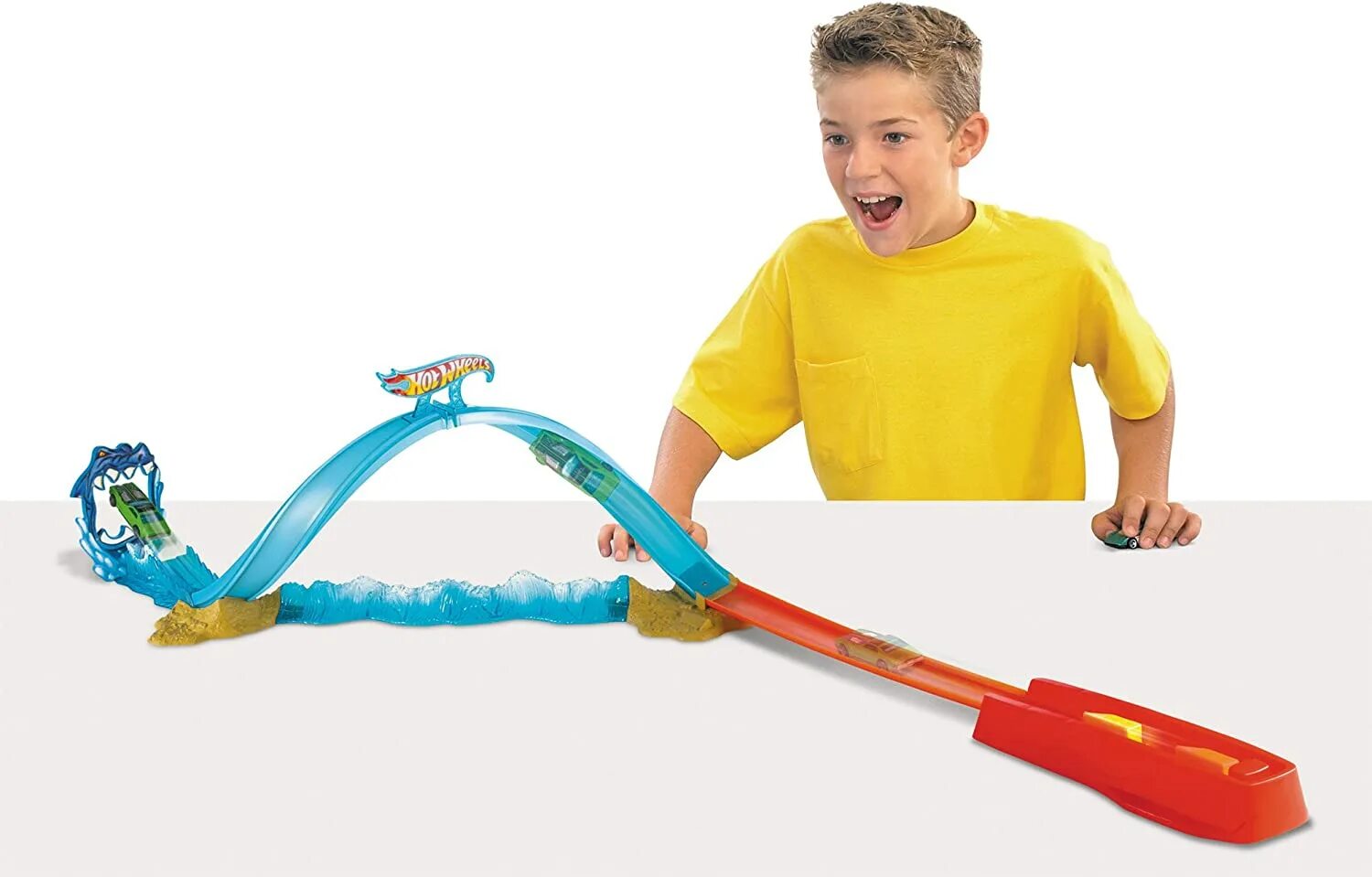 Hot wheels дети играют. Трек хот Вилс с ловушкой. Хот Вилс покрасочная станция. Hot Wheels Shark Slammer. Трек хот Вилс с акулой.