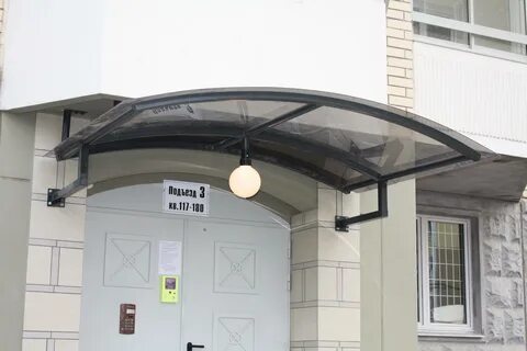 Козырек над входом многоквартирного дома