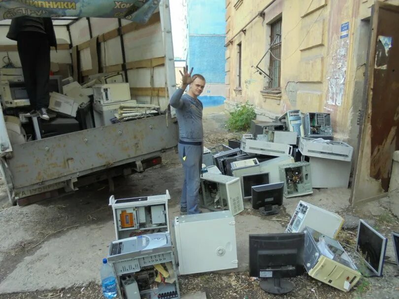 переработка мониторов. оргтехника на утилизацию в полуприцепы. утилизация старого оборудования. утилизация имущества. утилизация оргтехники алтайский край.