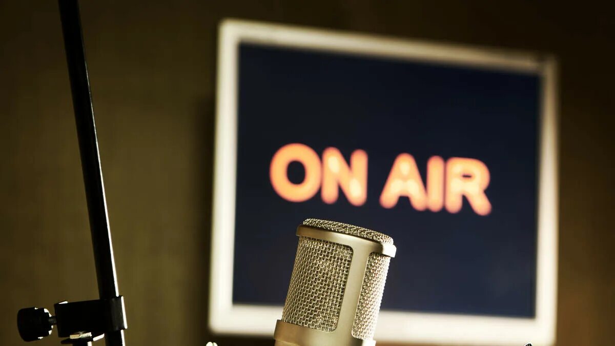 Go on the air. On air. on air радио. картинка on air. on air табличка.