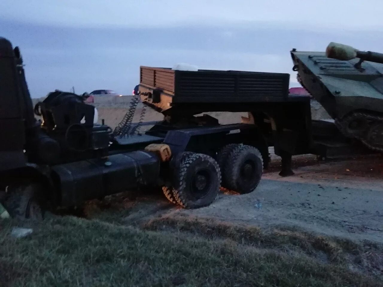 Севастополь новости на сегодня военные происшествия. КАМАЗ трал военный. Трал КАМАЗ военный 2023. Военный трал КАМАЗ С БТРОМ. КАМАЗ трал Сургутнефтегаз.