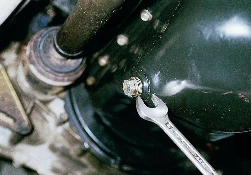 Ваз 2110 расположение масляного фильтра. Замена масла ваз клапанов. Сливная пробка двигателя ваз 2115. Сливной болт масла ваз 2110 16 клапанов. Свечные колодцы ваз 2112 1.