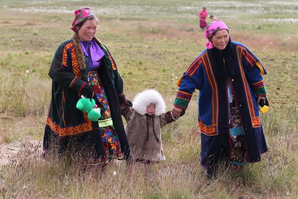 ямал тундра ненцы. оленеводы и охотники тундры. чум оленеводов нарьян-мар. тундра одежда.