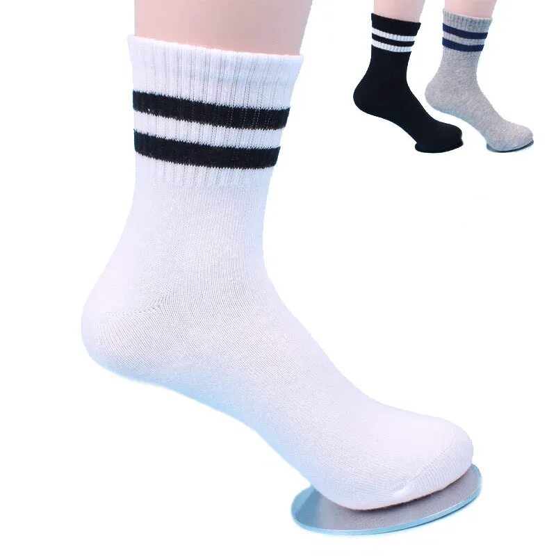Мальчик в носочках. Носки спортивные детские. Белые носки для мальчиков. Носки для подростков мальчиков. Спортивные носки для девочек.