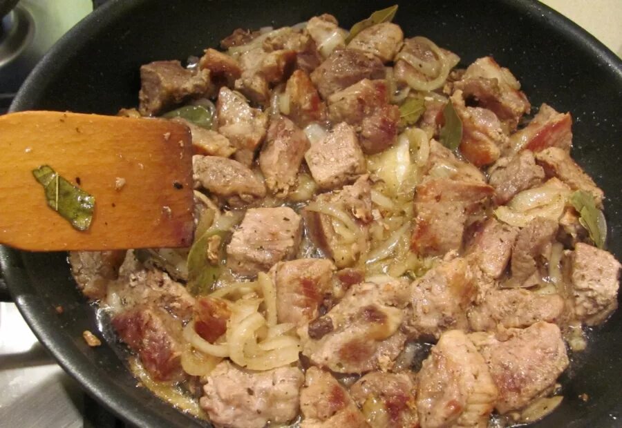 Жареное мясо с тестом на сковороде. Жареная свинина на сковороде с луком. Мясо жареное на сковороде с луком. Свинина жареная кусочками. Свинина кусочками на сковороде.