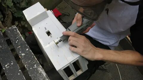 Прямоугольные отверстия вырезают