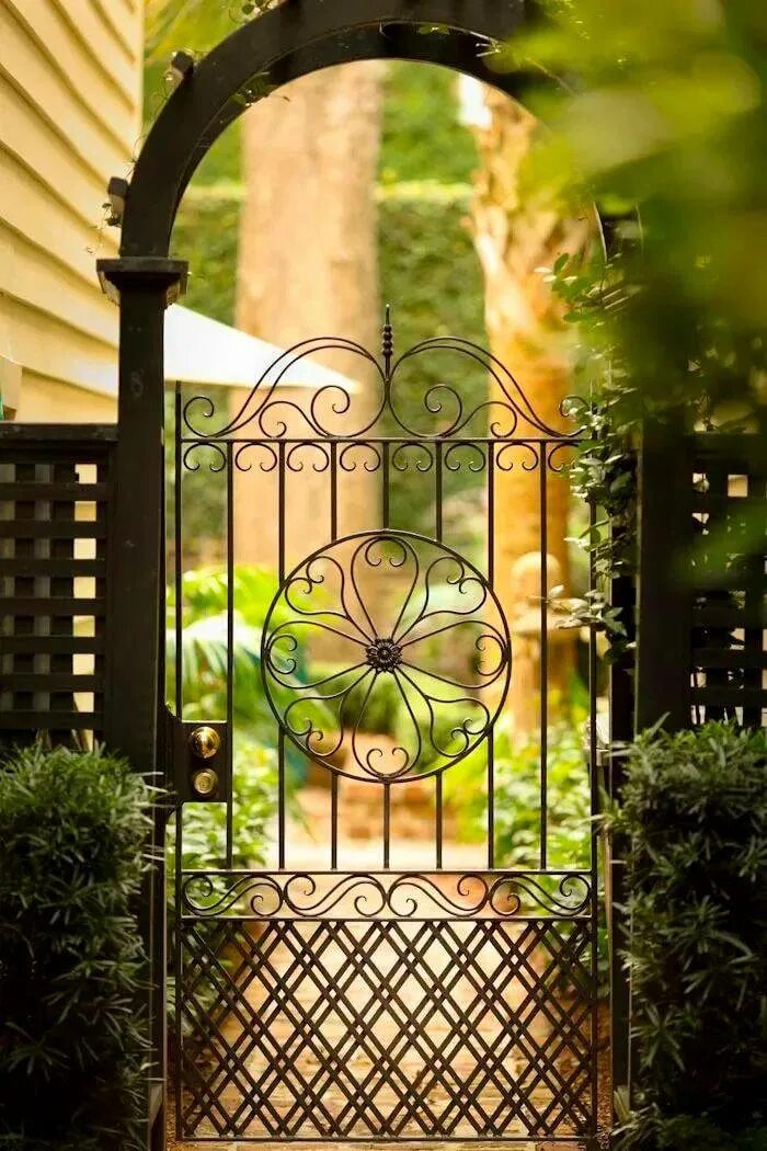 Идеи калитки. Гарден гейт (garden gate) плетистая. кованые садовые калитки. кованая калитка в сад. красивые металлические калитки.