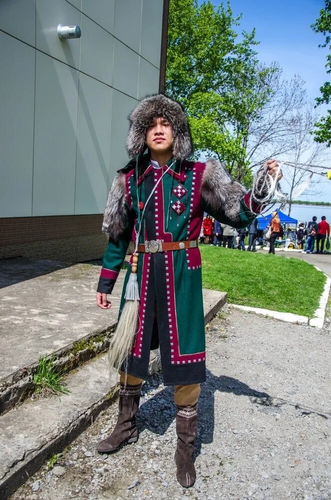 Камзол мужской якутский национальный костюм. Мужской якутский костюм. Национальный костюм саха якутов мужчины. Национальный костюм саха якутов. Якуты мужчины в национальных костюмах.