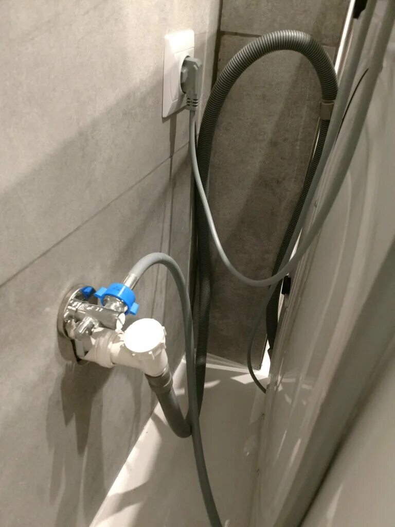 Подключение стиральной машины к канализации через обратный клапан. Сантех 40 сливной шланг стиральной машинки. Подключить стиральную машину к водопроводу. Водопровод к стиральной машине. Подключение стиральной машины ванне.