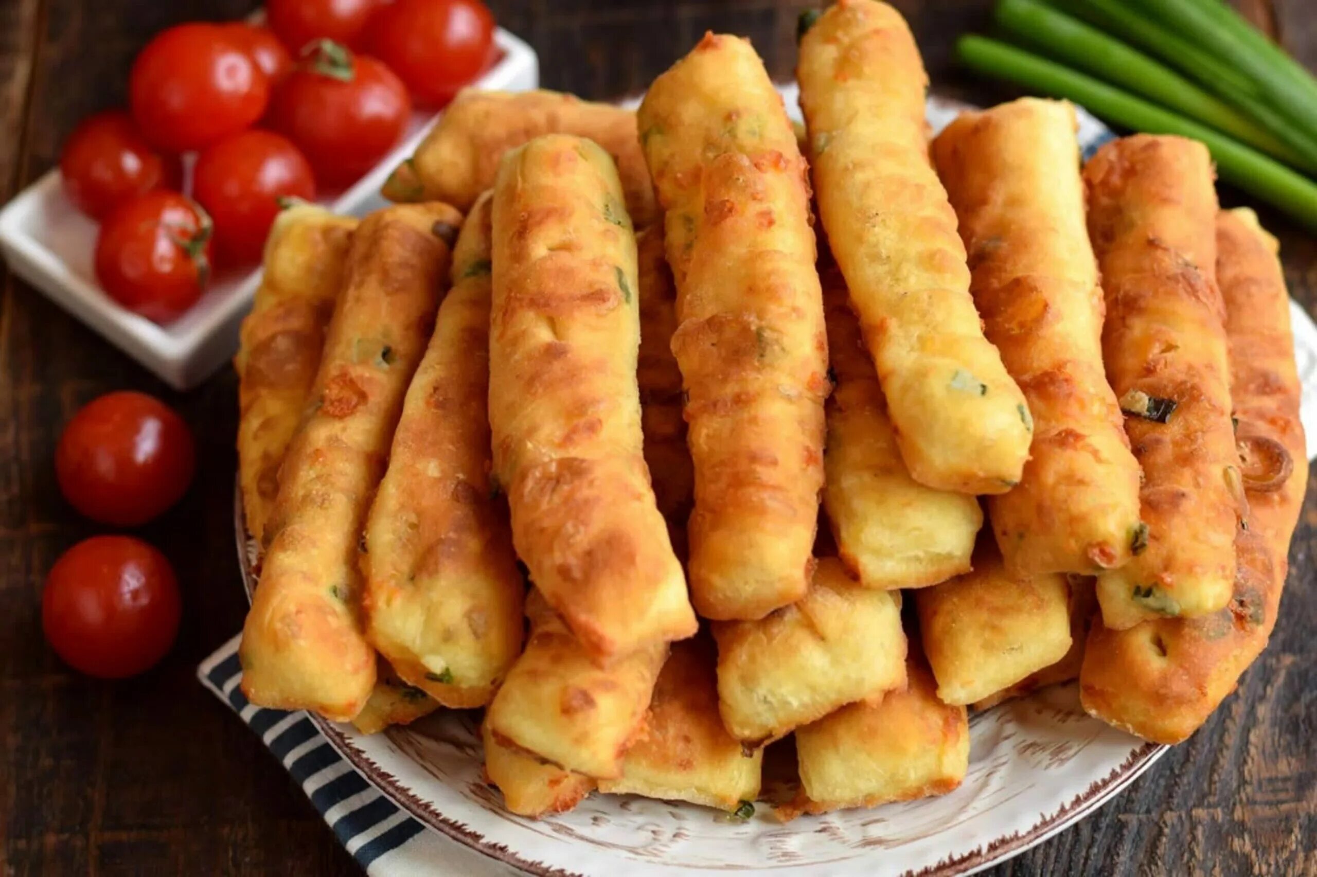 Сырные палочки на сковороде. Палочки на кефире с колбасой. Палочки на кефире с колбасой. Сырные палочки. Палочки на кефире с колбасой.