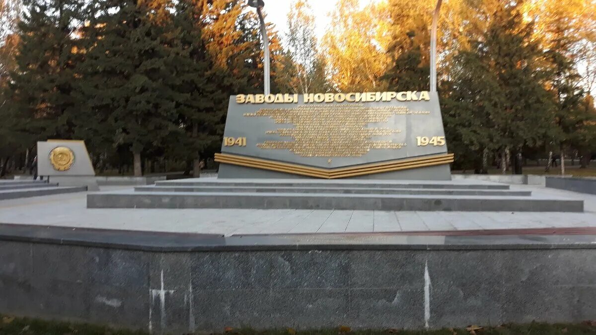 Монумент славы новосибирск площадь. Огуднево сквер славы. Сквер памяти новосибирск. Сквер славы новосибирск. Сквер славы новосибирск.
