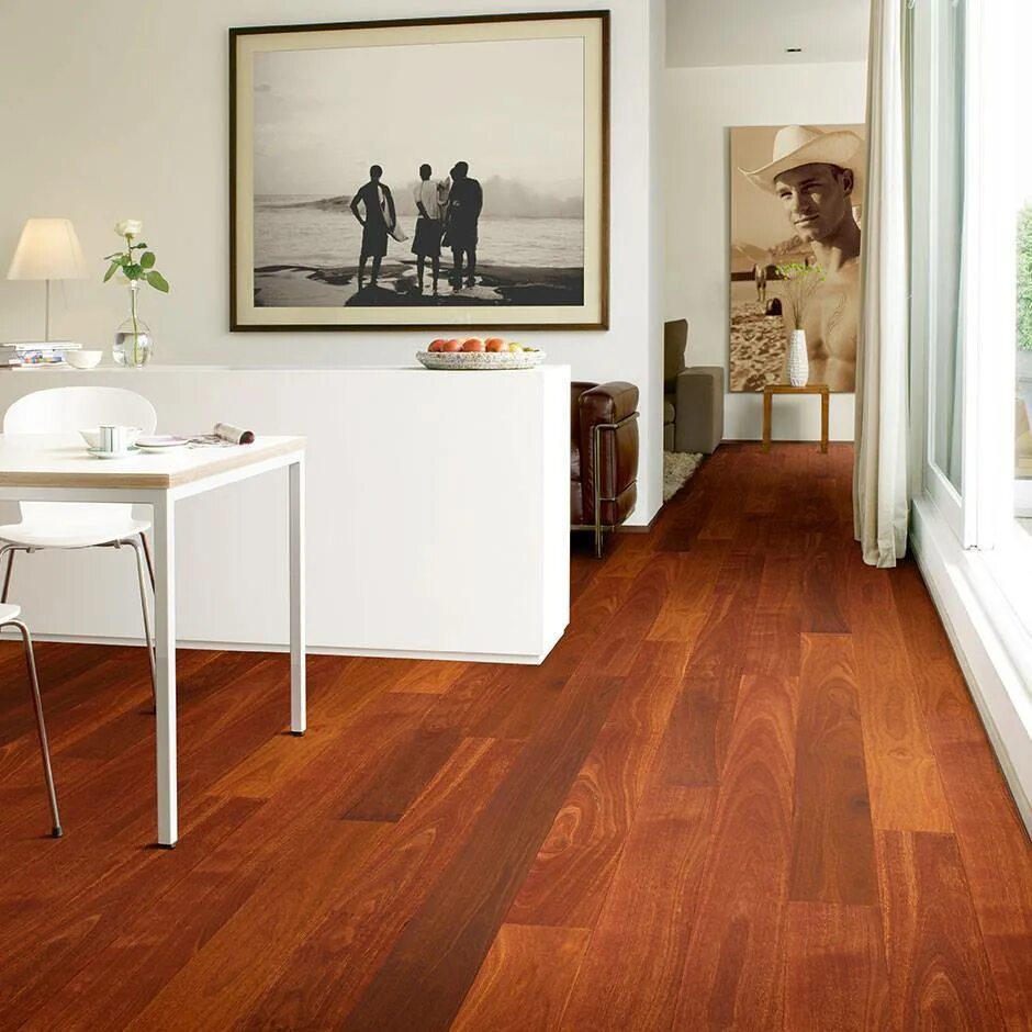 Темный пол светлая мебель. Сочетание темного и светлого дерева в интерьере. Темный пол в интерьере. Рыжий ламинат в интерьере гостиной. Коричневый пол какие стены.