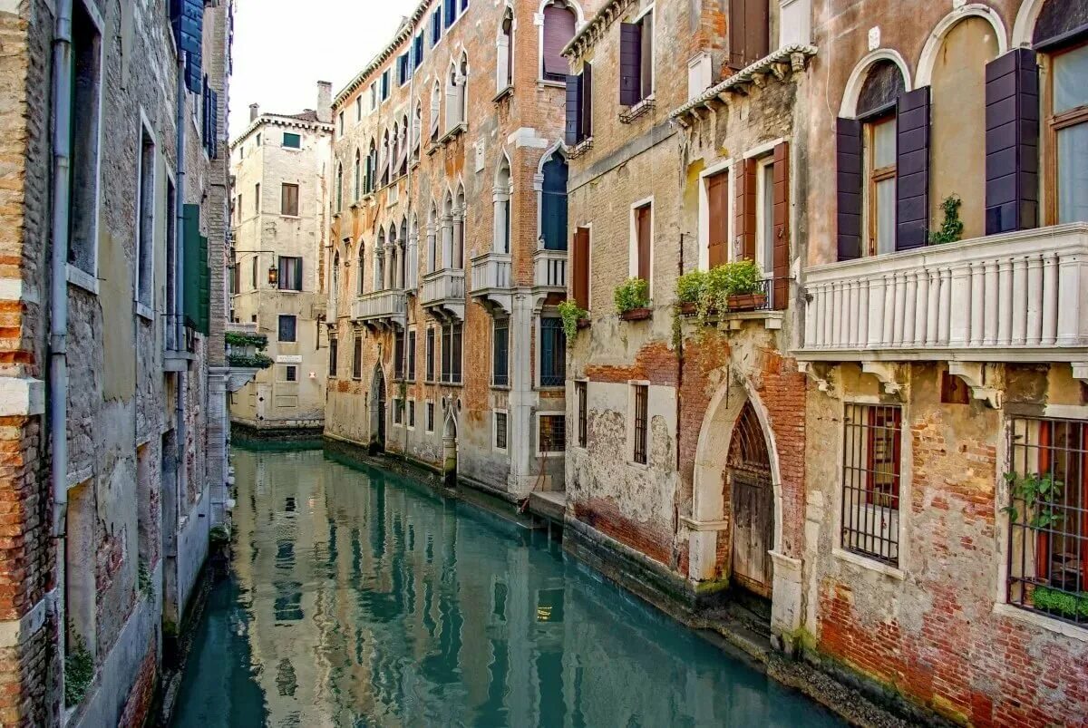 Река в венеции. Италия grand canal. Venice canals. Большой канал в венеции. Grand canal венеция.